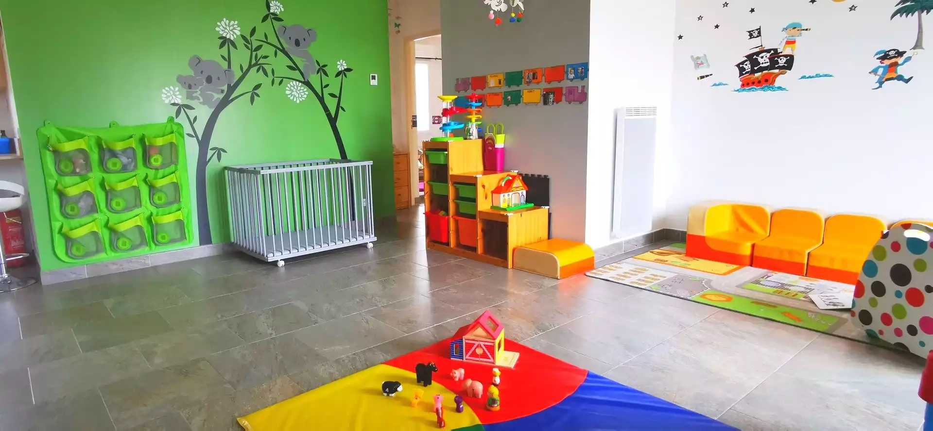Une partie de l'espace jeux de la maison des petits pas